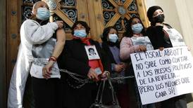 VIDEO: madres de presos del estallido social se encadenaron en Tribunales a modo de protesta