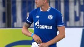 [VIDEO] ¿Le importó poco? Jugador del Schalke 04 guardó las instrucciones de su DT en un lugar particular