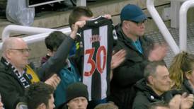 VIDEO | El conmovedor minuto de silencio en el Newcastle vs Liverpool en honor a Christian Atsu