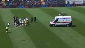 VIDEO | Impactante: jugadora de la UC se desvaneció en el clásico ante Colo Colo y tuvo que salir en ambulancia