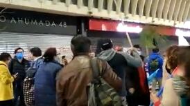 VIDEO | "Comunistas": Vendedores ambulantes amenazaron con fierros a adherentes del Apruebo en Santiago Centro