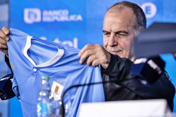 Exgoleador de Colo Colo aprueba a Marcelo Bielsa en Uruguay: “Es un DT que está entre los 10 mejores del mundo”