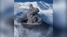 VIDEO | Volcán Ebeko entra en erupción: Nube de humo y ceniza se extendió por 5 kilómetros