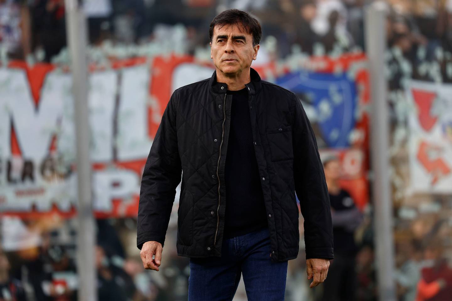 El entrenador argentino Gustavo Quinteros caminando por la cancha del Estadio Monumental de Colo Colo.