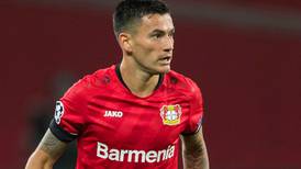 ¡Alarma en la Roja! Charles Aránguiz quedo descartado nuevamente en Bayer Leverkusen