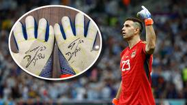 “Dibu” Martínez subasta los guantes que usó en el Mundial Qatar 2022: ¿Cuál es el valor y cómo se pueden comprar? 