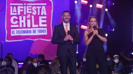 “La Fiesta de Chile”: Revisa los cantantes y humoristas que se presentan en el festival de TVN animado por Karen Doggenweiller y Mauricio Pinilla 