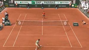 Djokovic creyó que tenía el punto ganado y Carlos Alcaraz lo dejó sin habla en Roland Garros