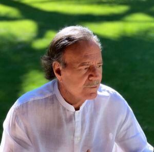 Julio Iglesias presume su cambio de imagen, tras los rumores de su delicada salud