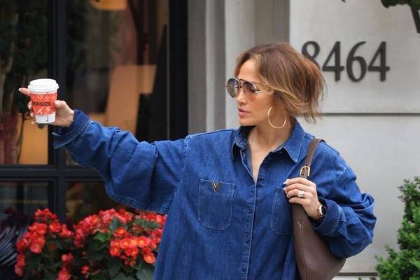 Jennifer Lopez sufre percance con costoso vestido denim de Valentino
