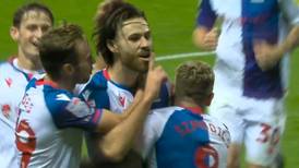 VIDEO | Ben Brereton se lució con tremendo control y asistencia para sentenciar la victoria del Blackburn Rovers