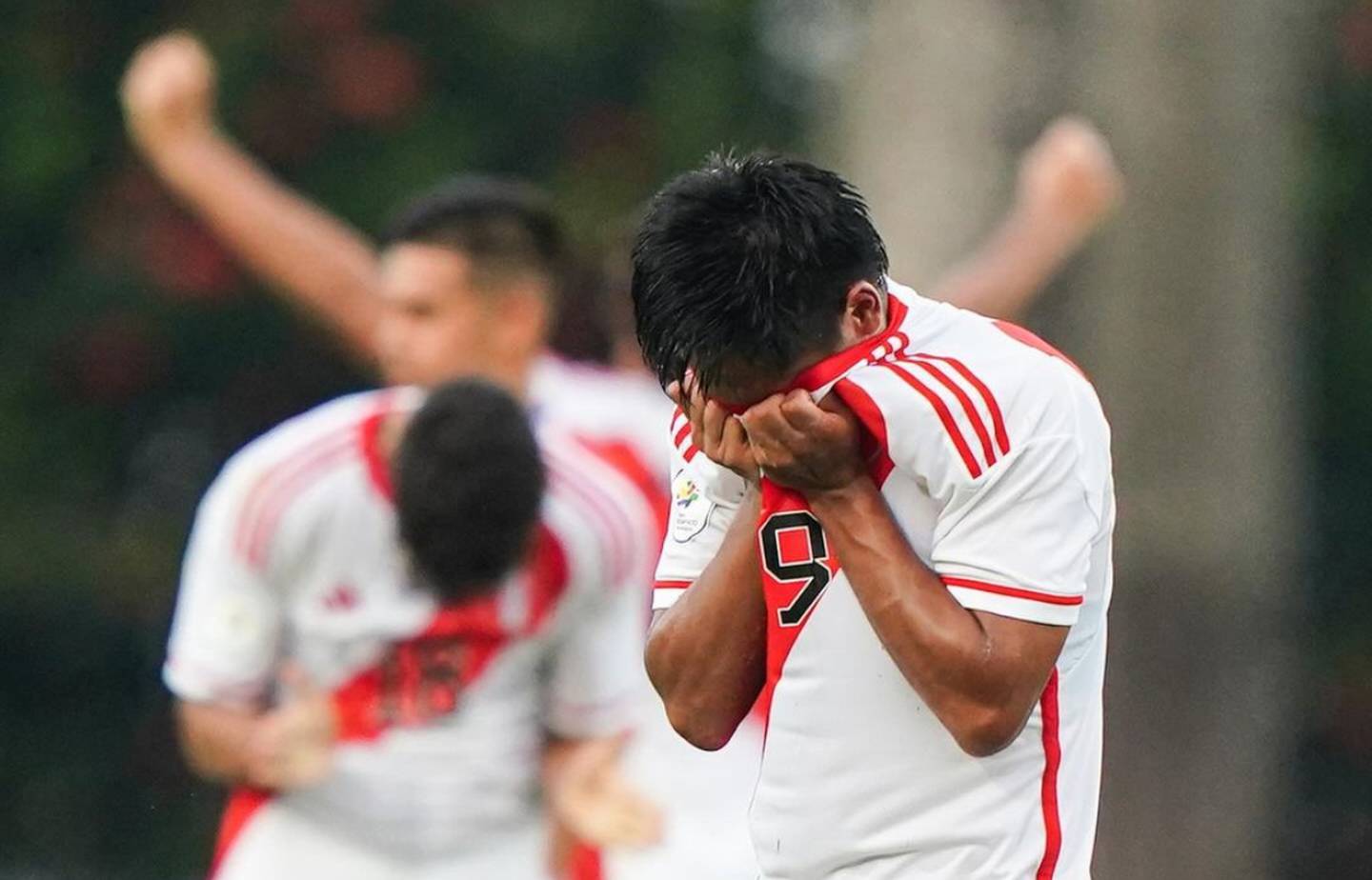 Jugador peruano contra La Roja sub-23.