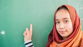 Irán envenena a niñas por asistir a la escuela