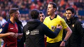 Brutal codazo de Facundo Roncaglia sentenció su expulsión en duelo entre Real Sociedad y Osasuna