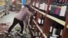 VIDEO | Mujer fue despedida de su trabajo en un supermercado y botó todas las botellas de vino