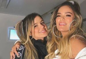 Karol G sacude las redes con nuevo look y se dice que hace referencia a Feid