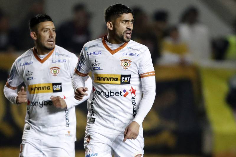 Los jugadores de Cobreloa Rodolfo González y Bastián San Juan en el partido ante San Luis de Quillota en el estadio Lucio Fariña.