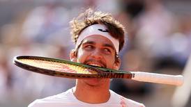 Golpe en Roland Garros: excampeón del ATP de Santiago eliminó a Daniil Medvedev en primera ronda