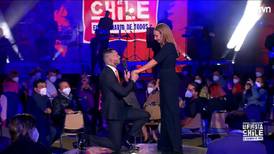 “Todo esto es gracias a ti”: Mauricio Pinilla se arrodilló en vivo y le dio especial agradecimiento a Karen Doggenweiler en “La Fiesta de Chile” 