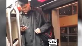 Un poco apretado: Captan al gigante Yao Ming viajando en metro