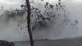 VIDEO | Las sorprendentes imágenes de la erupción de un volcán de lodo en Indonesia