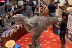 VIDEO | Volvió de la extinción: Dinosaurio aparece en plena sesión del Congreso en Colombia