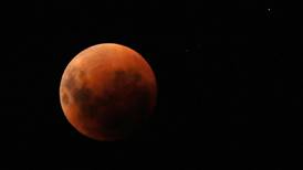 Último eclipse lunar de 2022: ¿A qué hora será y en qué lugares de Chile se verá mejor la "Luna de Sangre"?