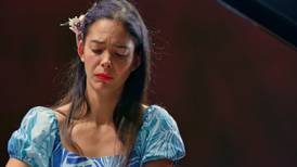 Disco de pianista pascuense, Mahani Teave, la posiciona como la primera chilena en liderar ránking Billboard de música clásica