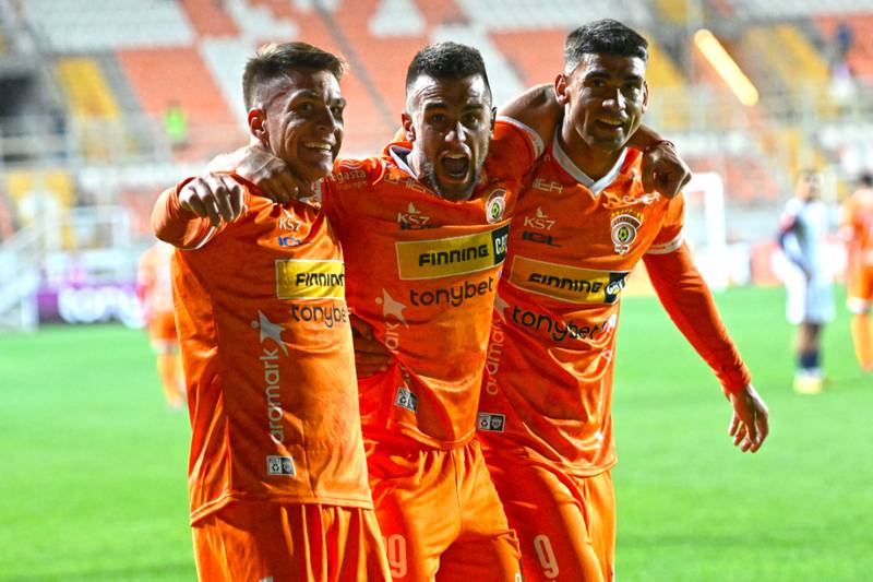 Futbolistas de Cobreloa celebrando una victoria en la Primera B.