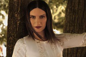 Laura Pausini se casa con Paolo Carta tras 18 años de relación; uso vestido blanco con guantes