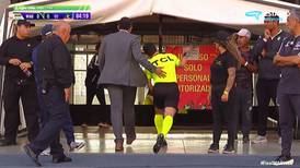VIDEO | ¿Enojado? Guardalínea se fue “pateando la perra” tras salir lesionado en final de la Copa Chile entre Colo Colo y Magallanes