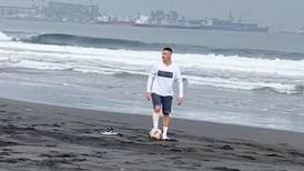 VIDEO: Alexis Sánchez disfrutó de la playa en Tocopilla en sus últimos días de vacaciones