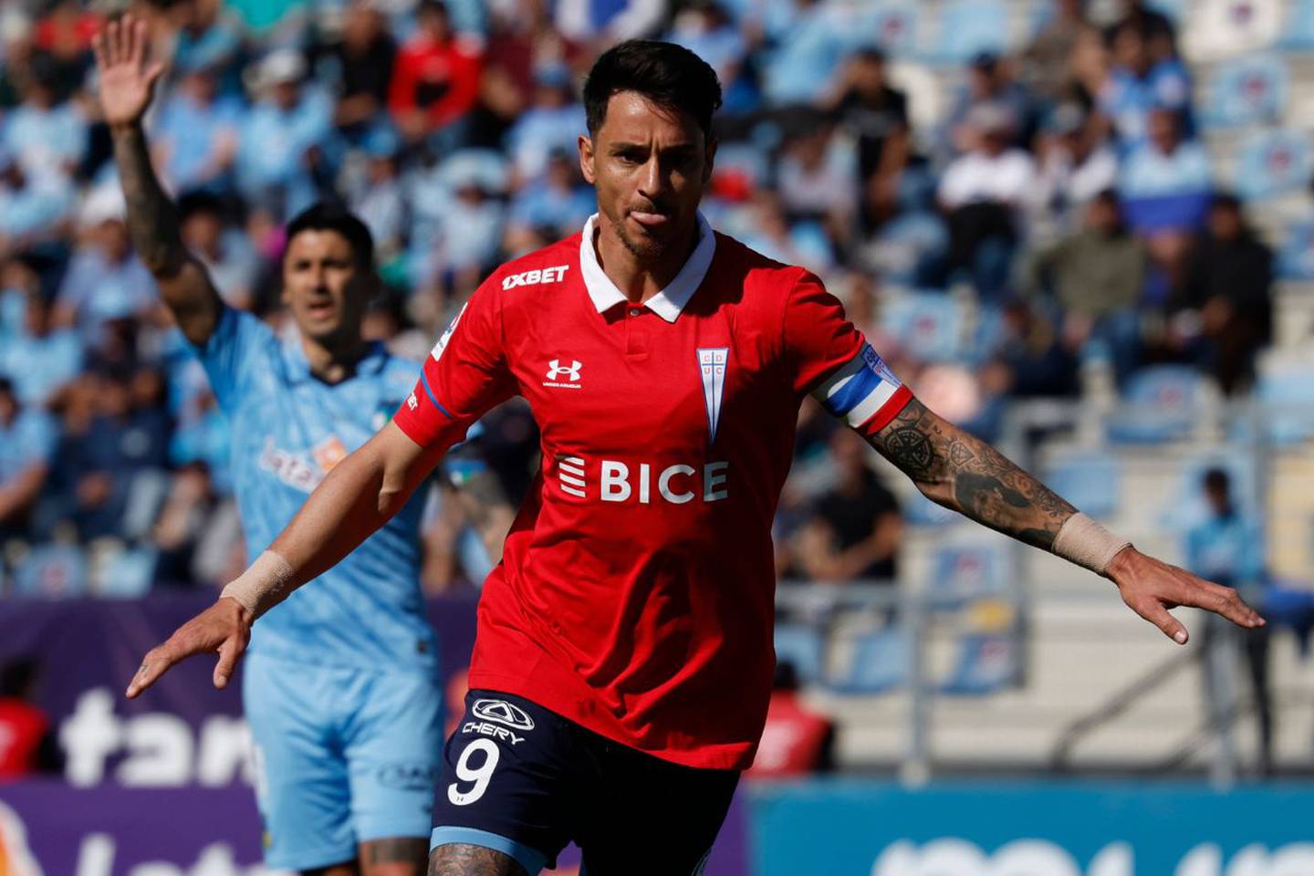 El delantero de Universidad Católica Fernando Zampedri celebra uno de los tres tantos que convirtió en la victoria sobre O'Higgins de Rancagua en la fecha 26 del Campeonato Nacional de Primera División.