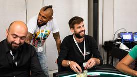 Arturo Vidal y Gerard Piqué se adjudicaron medio millón de euros jugando póker
