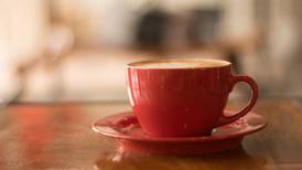 VIDEO | No lo intenten en casa: Tiktoker improvisa un batidor para hacer café con leche