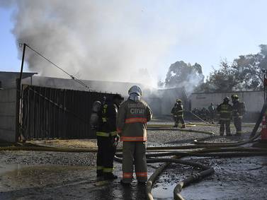 Insólito: Sancionaron a bombero en Valparaíso por acudir a incendio sin permiso y ayudar a vecinos