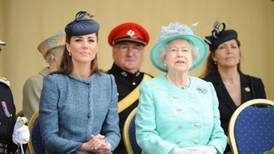 Conoce la estricta regla de vestir de la reina Isabel que Kate Middleton sigue