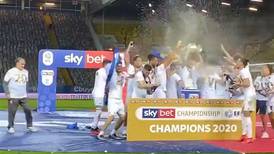 Una fiesta: Leeds y Marcelo Bielsa levantaron el trofeo de campeones