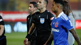 La U se lanza contra Piero Maza y el VAR tras polémico arbitraje en el duelo ante Everton