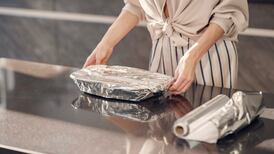 ¿Cuál es la forma correcta de usar el papel de aluminio para cocinar?: Revisa para qué sirve cada lado