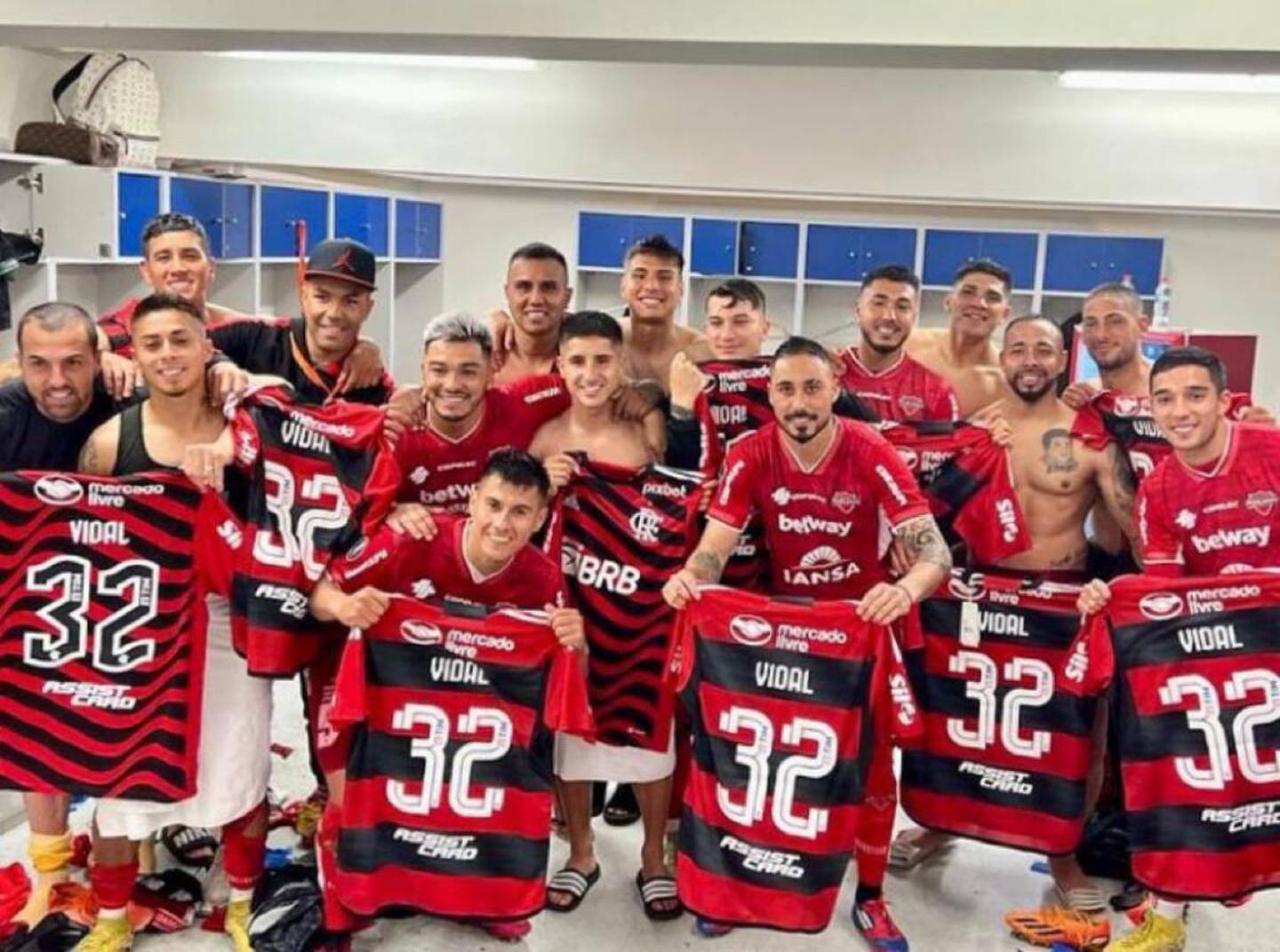 Los jugadores de Ñublense posan con camisetas de Arturo Vidal tras el partido de Copa Libertadores.