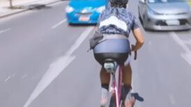 VIDEO | Ciclista imprudente: Hombre transitando en contra del tráfico a gran velocidad