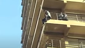 Rescatan a hombre que protestaba colgando de un balcón frente a Municipalidad de Santiago