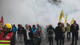 VIDEO | Más de un millón de franceses protestan contra la reforma de pensiones de Macron