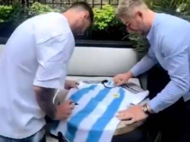 VIDEO | Lionel Messi firmó la camiseta de un fan y le dibujó la tercera estrella de Argentina