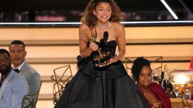 Con Zendaya emocionada: Revisa acá a los grandes ganadores que dejó los Emmy Awards 2022