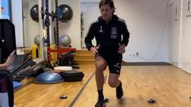VIDEO | Miiko Albornoz sorprendió entrenando en Suecia con la indumentaria de Colo Colo