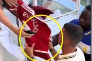 VIDEO | Cristiano Ronaldo se niega a firmar una camiseta del Manchester United
