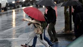 Serán más de 25 milímetros: ¿A qué hora parará la lluvia en Santiago este viernes?