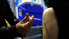 Paris y baja en efectividad de vacuna Sinovac: “habrá que priorizar la dosis de refuerzo”